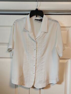 Laura Scott White Short-Sleeve Embroidered Button-Front Shirt